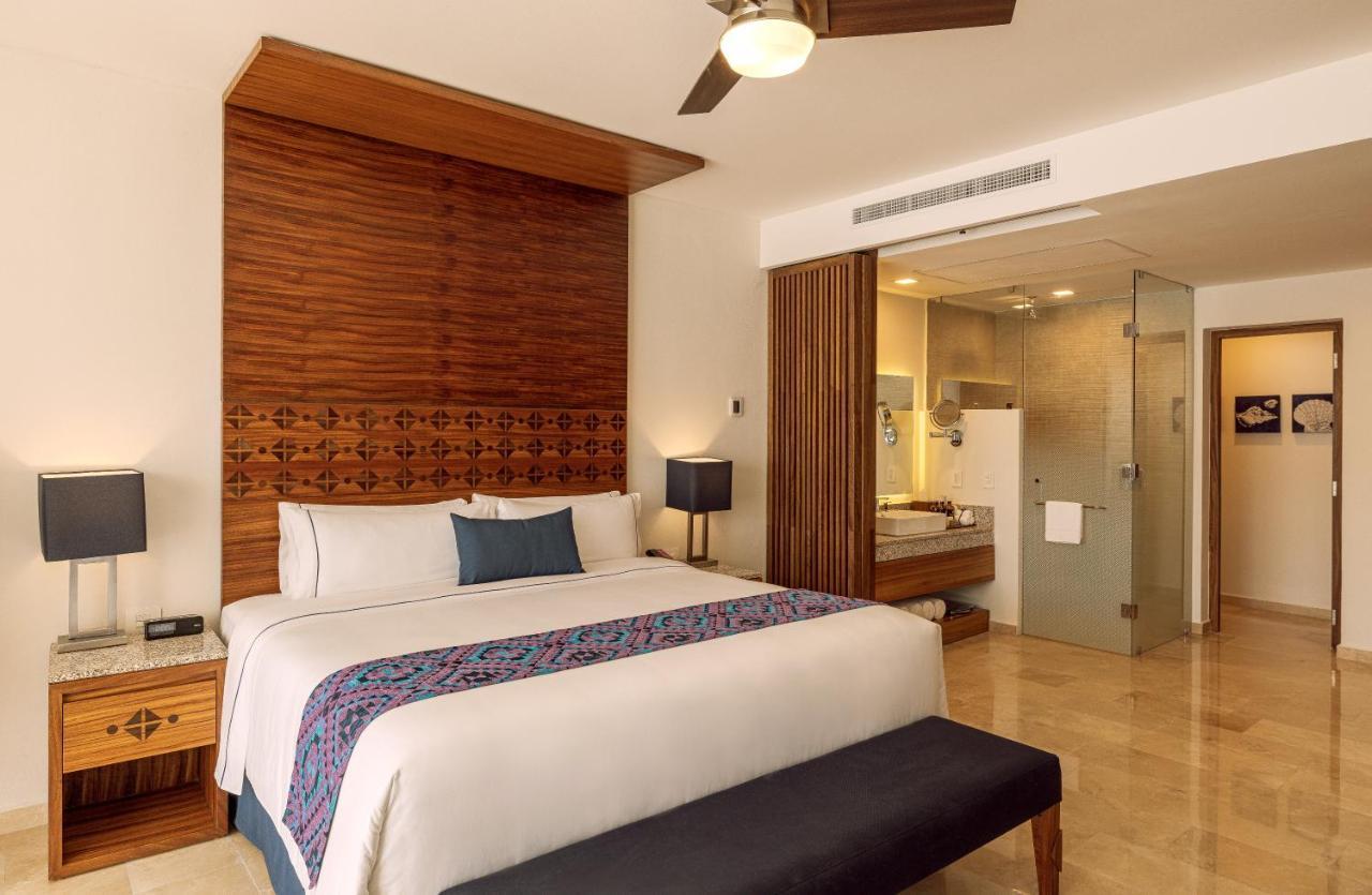Quarto com Cama King-size e Banheira de Hidromassagem